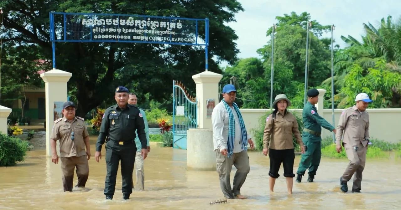 ទឹកស្ទឹងសង្កែកំពុងហក់ឡើងខ្លាំង! អាជ្ញាធរស្រុកឯកភ្នំអំពាវនាវឲ្យប្រុងប្រយ័ត្នខ្ពស់ និងផ្អាកការធ្វើដំណើររបស់រថយន្តធុនធ្ងន់លើផ្លូវខេត្តលេខ ១៥៦