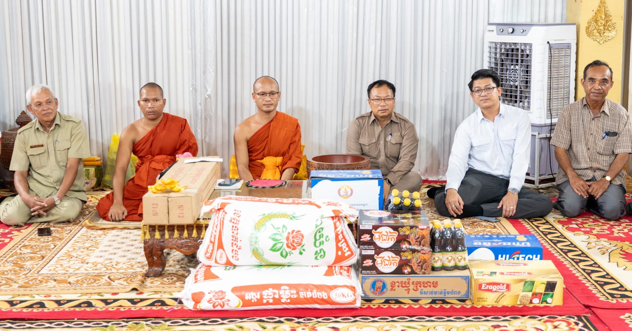 ថ្នាក់ដឹកនាំខេត្តបាត់ដំបង នាំយកទៀនវស្សា និងទេយ្យវត្ថុ ប្រគេនព្រះសង្ឃគង់ចាំវស្សានៅវត្តរកា សង្កាត់អូរម៉ាល់