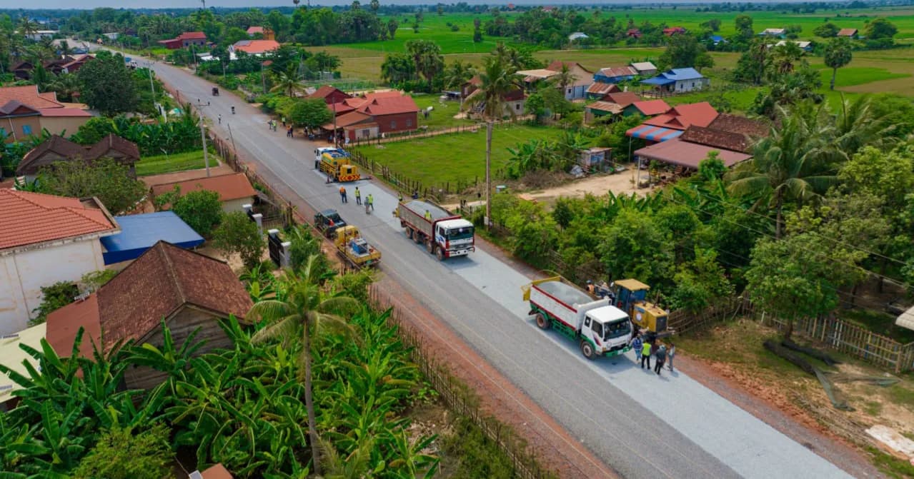 ផ្លូវកៅស៊ូ DBST ប្រវែងជាង ១០គីឡូម៉ែត្រ ភ្ជាប់ពីស្រុកសូទ្រនិគម ទៅស្រុកប្រាសាទបាគង សម្រេចការសាងសង់បានជាង ៨៥ភាគរយហើយ