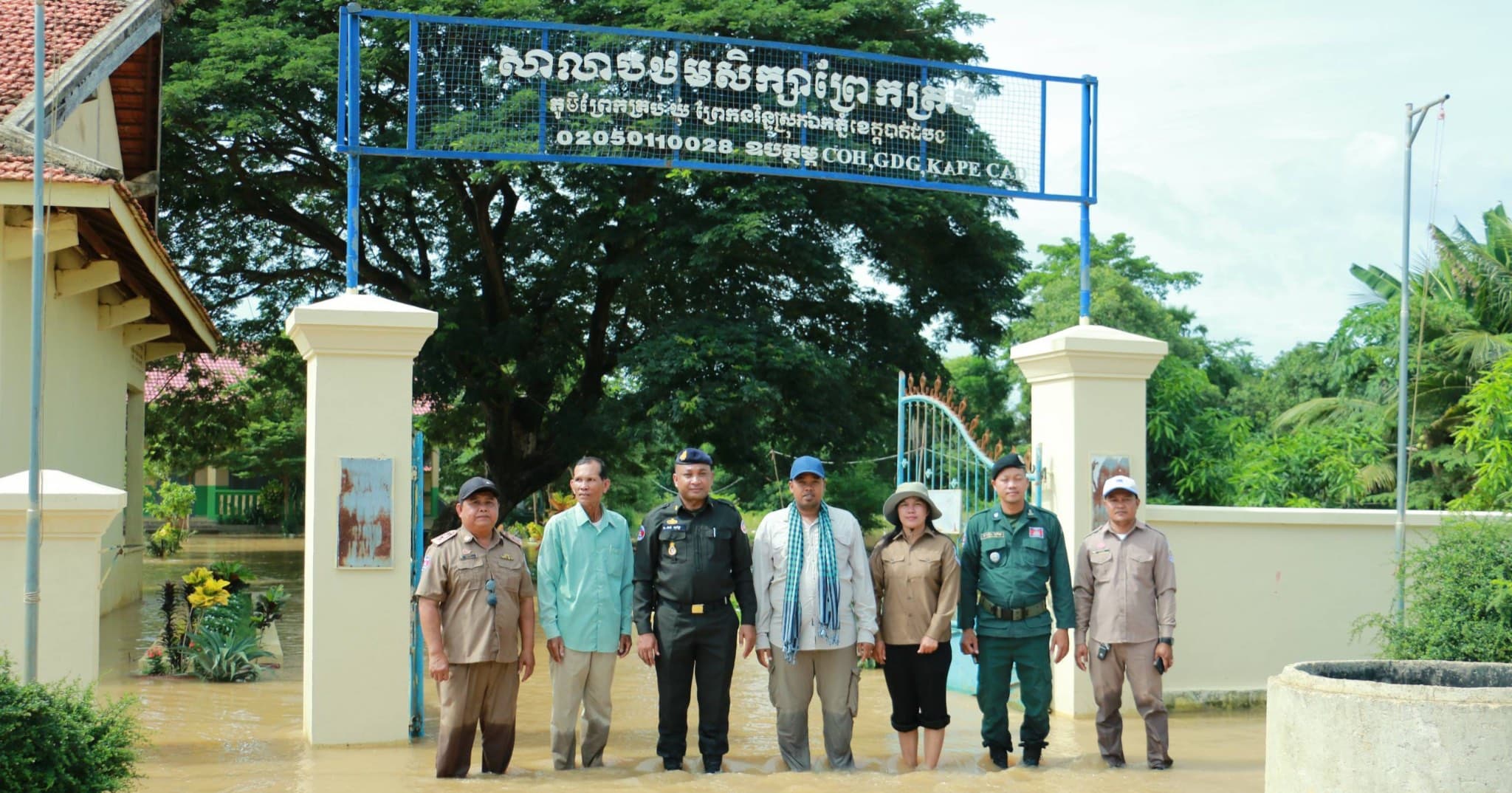 លោក ប៊ី សុភាព អភិបាលស្រុកឯកភ្នំចុះពិនិត្យស្ថានភាពទឹកជំនន់ស្ទឹងសង្កែដែលធ្វើឱ្យប៉ះពាល់ហេដ្ឋារចនាសម្ព័ន្ធផ្លូវ ស្ពាន និងដំណាំរបស់ប្រជាពលរដ្ឋ