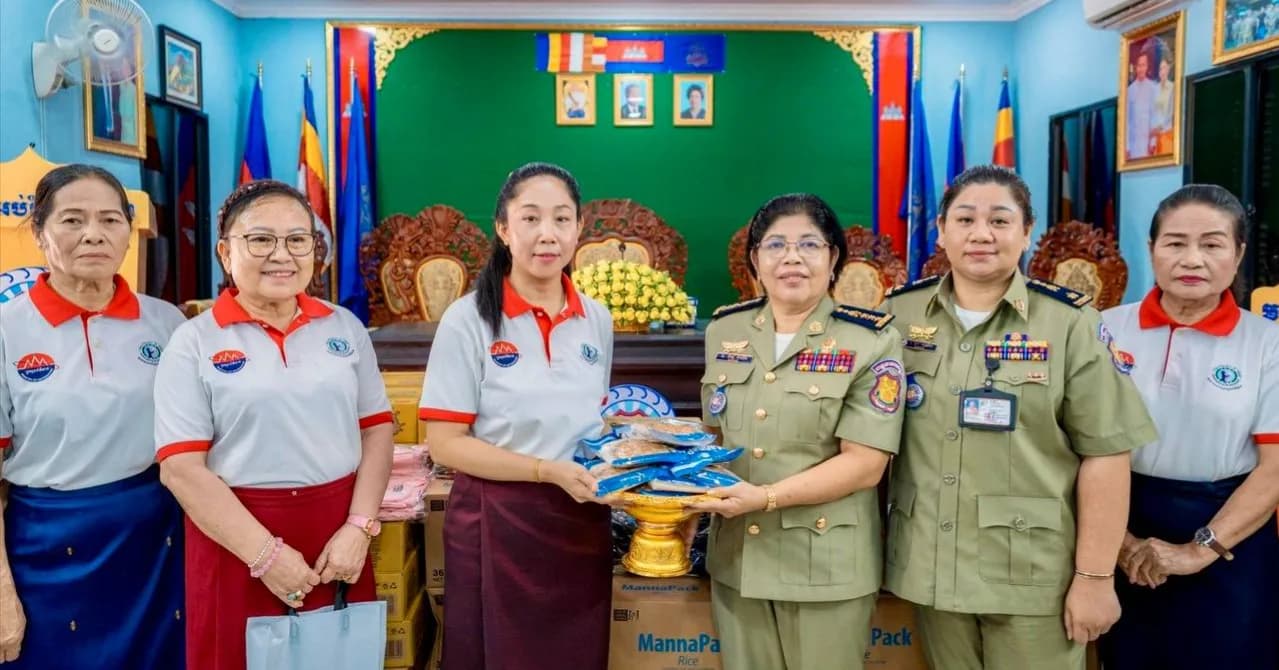 លោកជំទាវ ទុយ សិរីរតនៈ នេត្រភក្រ្តា នាំយកអំណោយទៅប្រគល់ជូនមណ្ឌលអប់រំកែប្រែទី២ និងទណ្ឌិតជាស្ត្រីដែលកំពុងជាប់ឃុំ