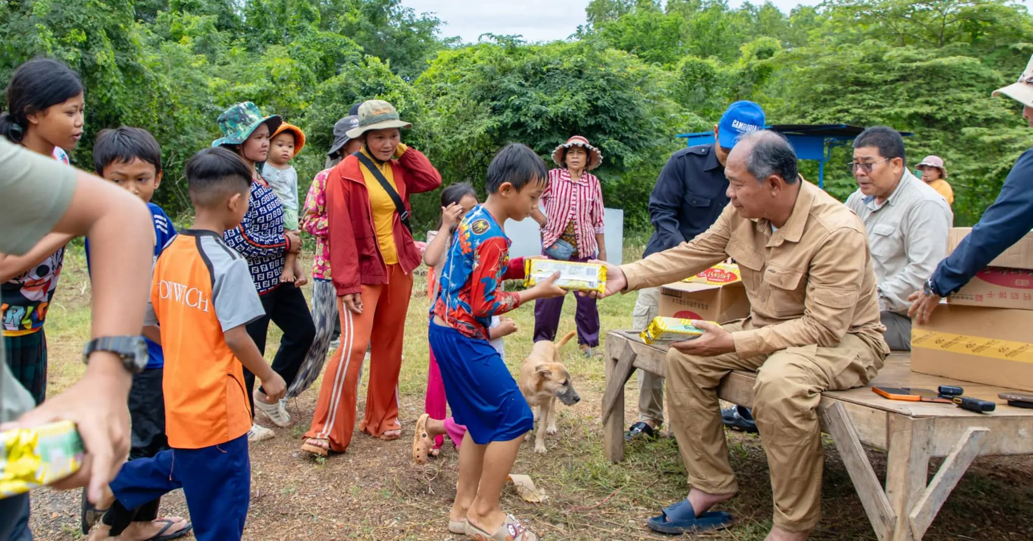 ឯកឧត្តម អ៊ុ រាត្រី ដឹកនាំកងកម្លាំង រៀបចំទីទួលសុវត្ថិភាពជូនបងប្អូនប្រជាពលរដ្ឋតំបន់ប្រឈម នៅឃុំបត់ត្រង់ ស្រុកមង្គលបូរី
