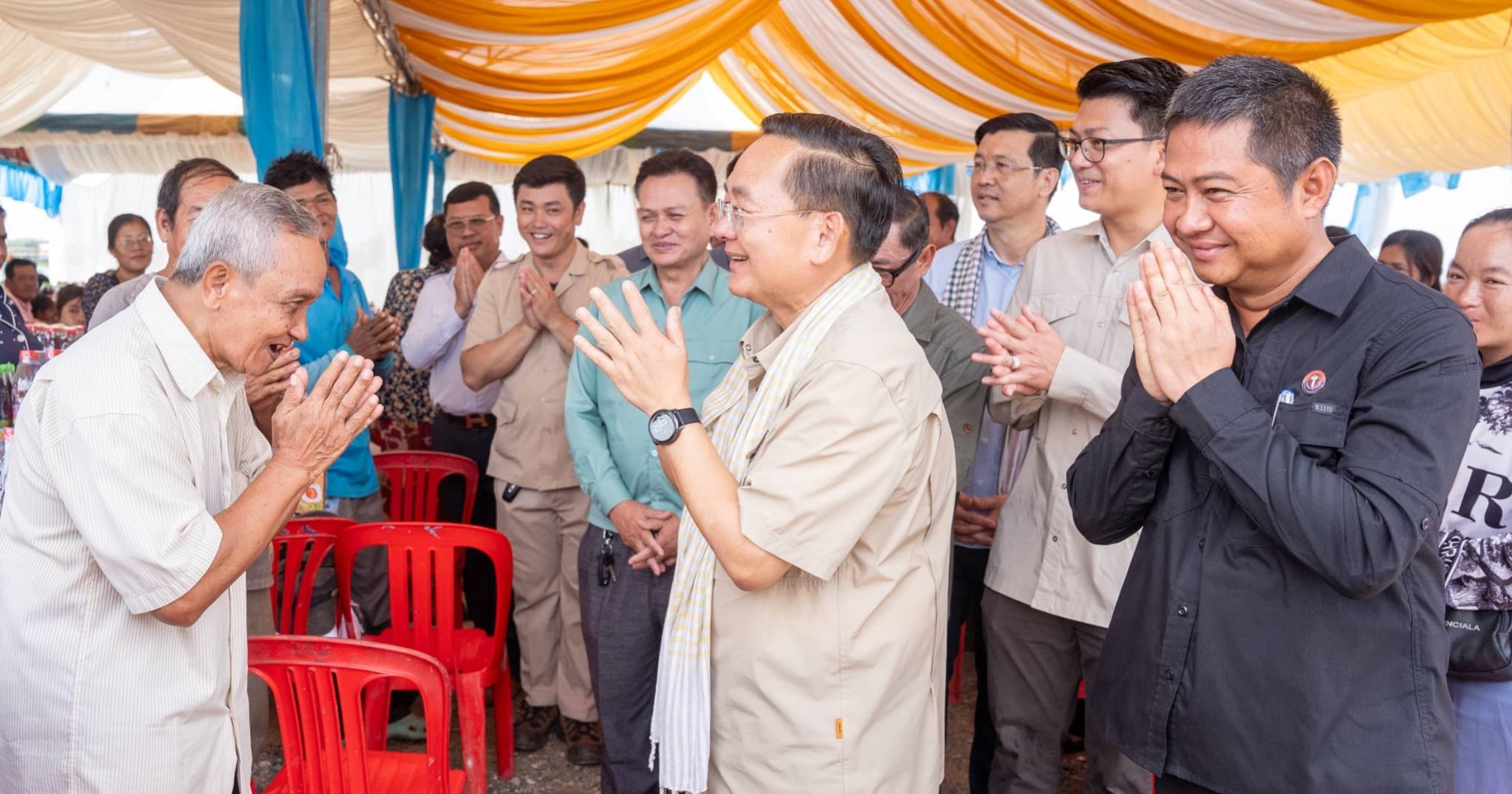 ឯកឧត្តម សុខ លូ នាំយកអំណោយសម្ដេចតេជោ និងក្រុមគ្រួសារឧបត្ថម្ភជូនពលរដ្ឋជួបការខ្វះខាតរងគ្រោះដោយជំនន់ទឹកភ្លៀងចំនួន៨៦០គ្រួសារ