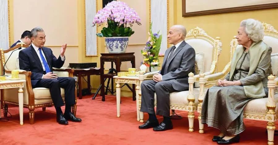 ព្រះករុណាព្រះមហាក្សត្រ និងសម្តេចព្រះមហាក្សត្រី ព្រះបរមរាជនុញ្ញាតជូន ឯកឧត្តម Wang Yi ចូលក្រាបថ្វាយព្រះពរ