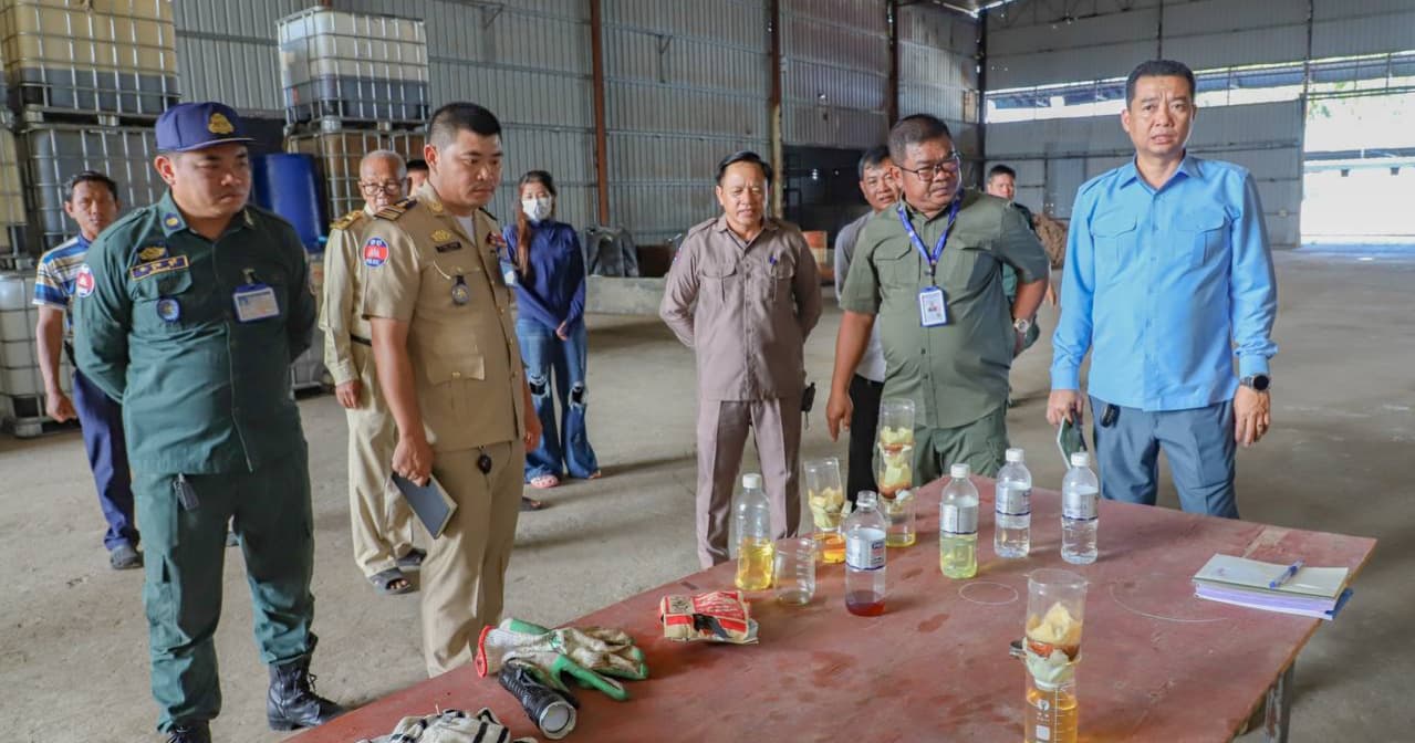កម្លាំងចម្រុះខេត្តកំពង់ឆ្នាំង ចុះពិនិត្យទីតាំងផលិតប្រេងខ្មៅ និងសាប៊ូ មួយកន្លែងនៅក្នុងស្រុករលាប្អៀរ