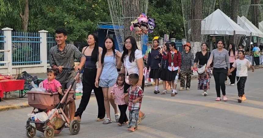ក្នុងថ្ងៃទី៩ នៃព្រឹត្តិការណ៍ពិព័រណ៍ផ្លែឈើបាត់ដំបង២០២៦ ប្រជាពលរដ្ឋ នៅតែបន្តមកលេងកំសាន្តជាហូរហែប្រកបទៅដោយទឹកមុខសប្បាយរីករាយ