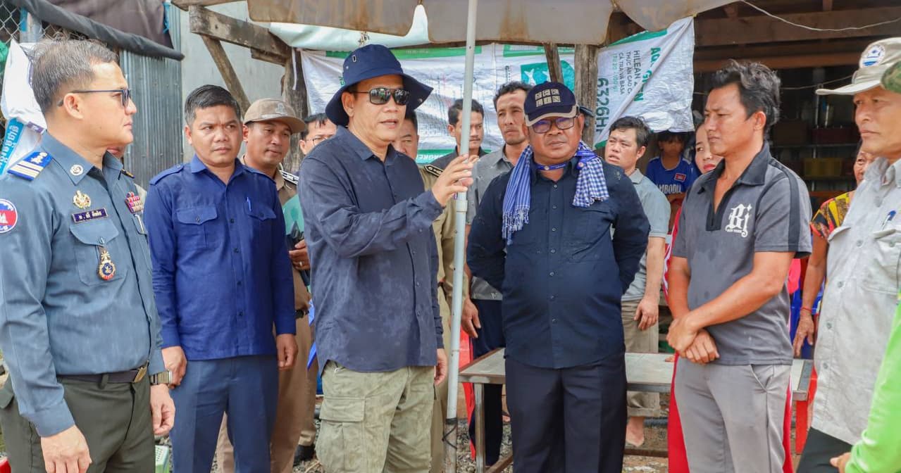 អភិបាលរងខេត្តកំពង់ឆ្នាំង ដឹកនាំកម្លាំងចម្រុះចុះហាមឃាត់សំណង់អត់ច្បាប់និងសាងសង់ចូលទៅក្នុងដីទន្លេ២កន្លែង ក្នុងស្រុកកំពង់ត្រឡាច