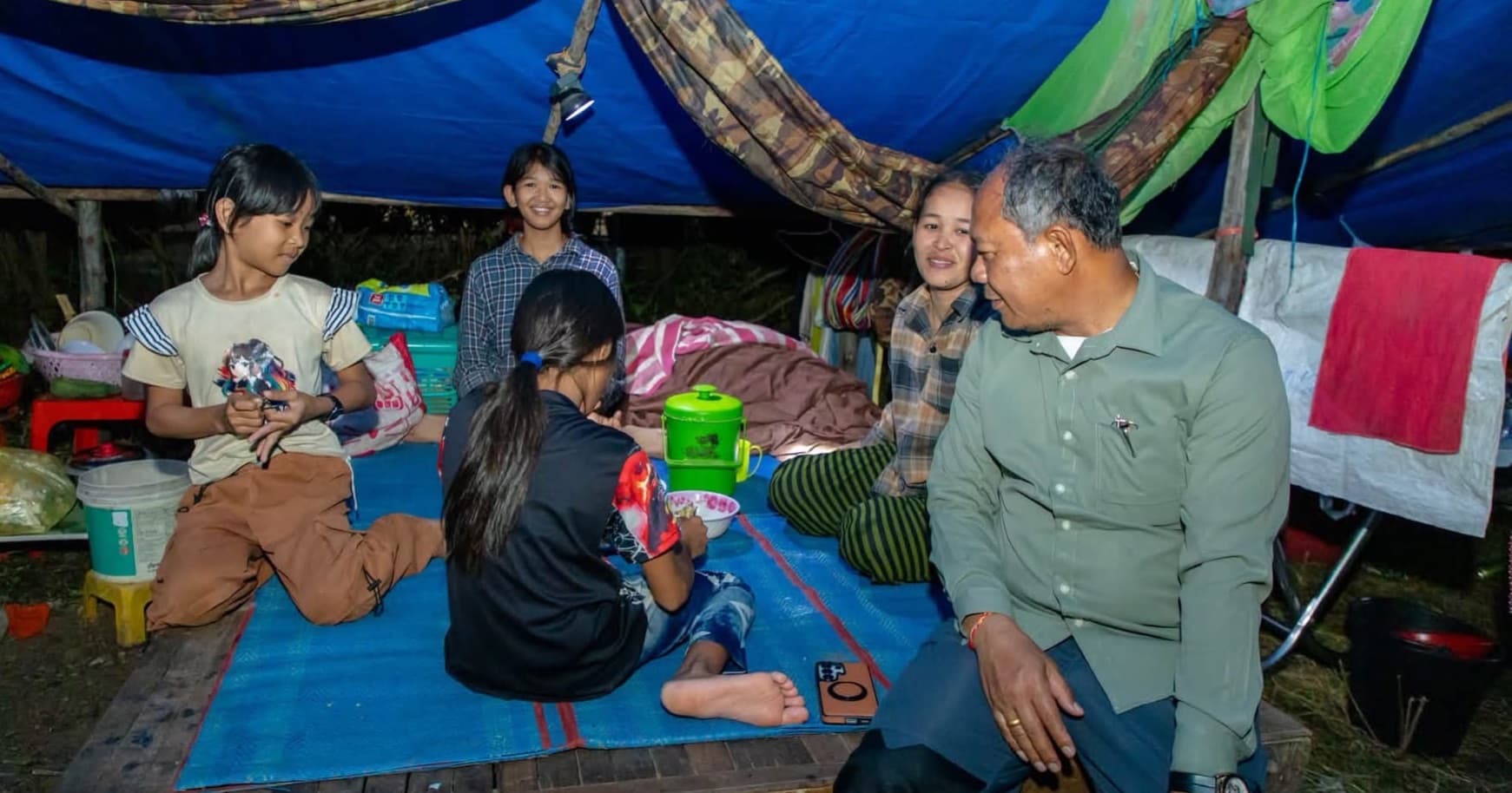 ឯកឧត្តម អ៊ុំ រាត្រី អភិបាលខេត្ត បានអញ្ជើញចុះសួរសុខទុក្ខបងប្អូនប្រជាពលរដ្ឋនៅតាមទីទួលសុវត្ថិភាព